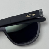 عینک آفتابی اوکلی سبک OAKLEY فریم طوسی عدسی هفت رنگ کد 2435