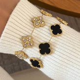 دستبند بنگل زنانه طرح ونکلیف Van Cleef نگین کاری شده فری سایز freesize رنگ ثابت با کیفیت بالا کد zmc (پس کرایه)