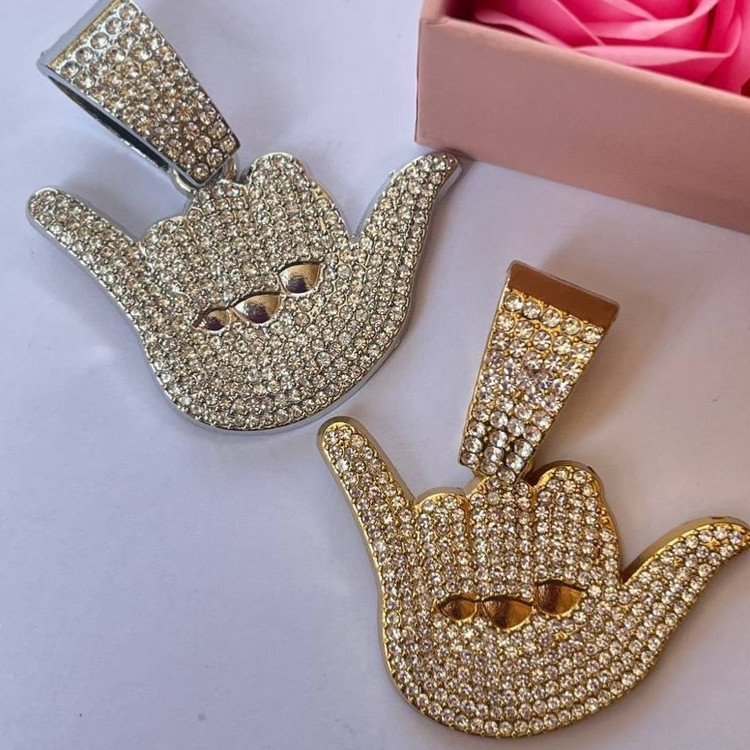 گردنبند پلاک فول نگین کاری شده طرح Luck رنگ ثابت با کیفیت بالا کد zel (پس کرایه)