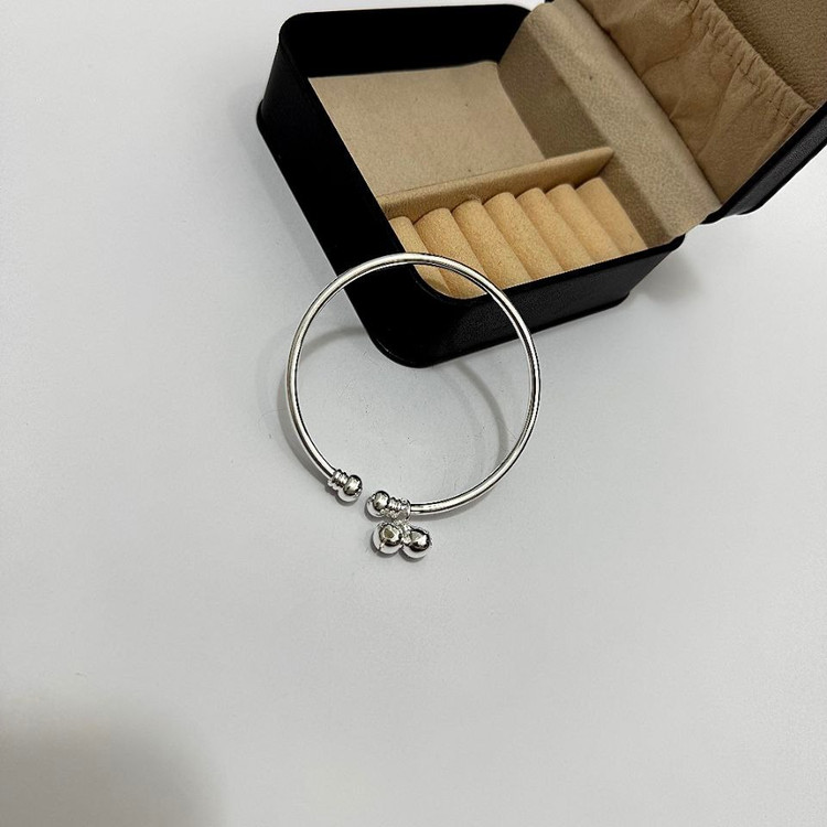 دستبند و بنگل آبکاری نقره زنانه طرح آویز صدفی تنوع طرح رنگ کاملا ثابت کد sm (پس کرایه)