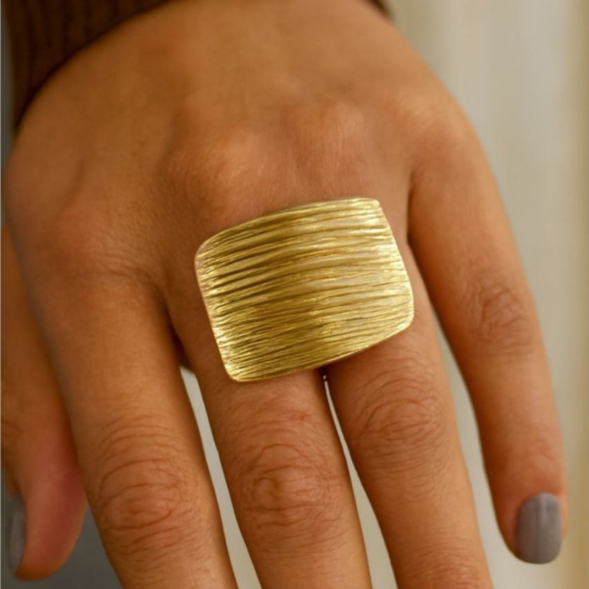 انگشتر استیل زنانه طرح گل طلایی درشت تنوع طرح freesize رنگ ثابت کد bn (پس کرایه)
