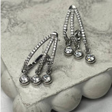 گوشواره طرح جواهری (میخ نقره) طرح سه نگین آویز رنگ ثابت کد tk (پس کرایه)
