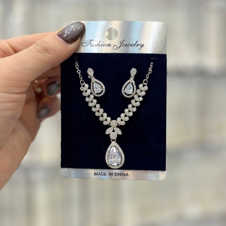 نیم ست گردنبند و گوشواره طرح جواهری طرح گل و برگ اشکی رنگ ثابت با تنوع مدل کدgy