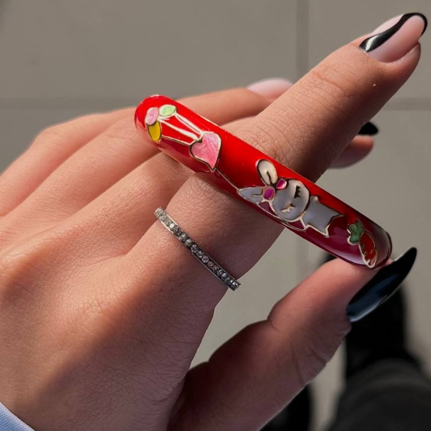 دستبند بنگل النگویی میناکاری شده پهن بچه گانه و دخترانه طرح خرگوش سفید و زرد رنگ ثابت تنوع مدل