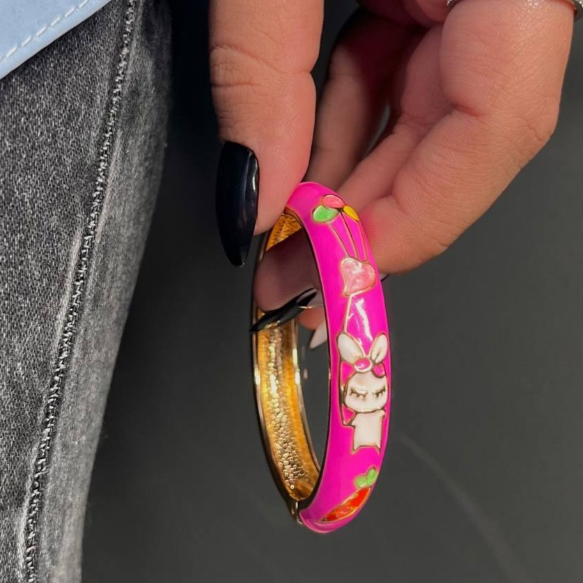 دستبند بنگل میناکاری شده پهن بچه گانه و دخترانه مدل النگویی طرح خرگوش آبی رنگ ثابت تنوع مدل