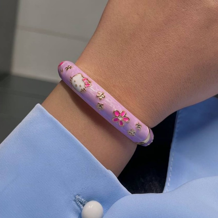 دستبند بنگل میناکاری شده پهن بچه گانه و دخترانه مدل النگویی قفلی طرح کیتی(گربه) سفید رنگ ثابت تنوع مدل