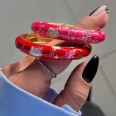 دستبند بنگل میناکاری شده پهن بچه گانه و دخترانه مدل النگویی قفلی طرح کیتی(گربه) صورتی رنگ ثابت تنوع مدل