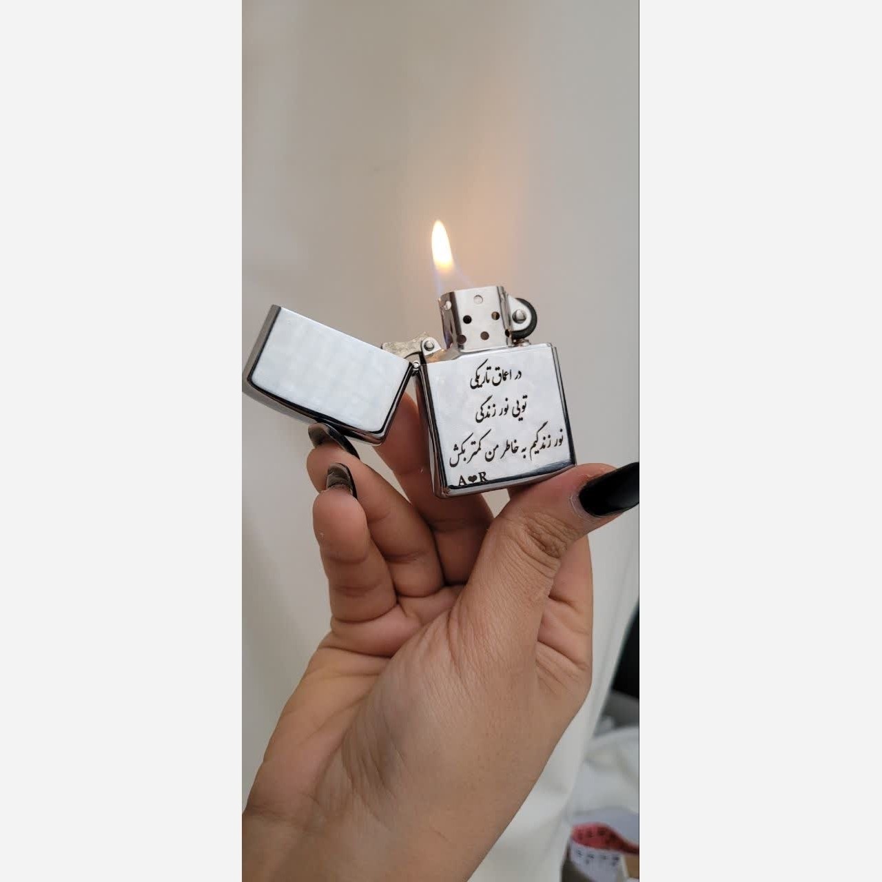 فندک بنزینی با حک عکس و متن جنس استیل رنگ ثابت در دو رنگ مشکی و نقره ای