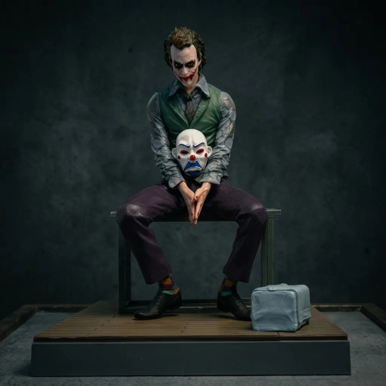 اکشن فیگور جوکر The Dark Knight اورجینال نشسته همراه با لوازم
