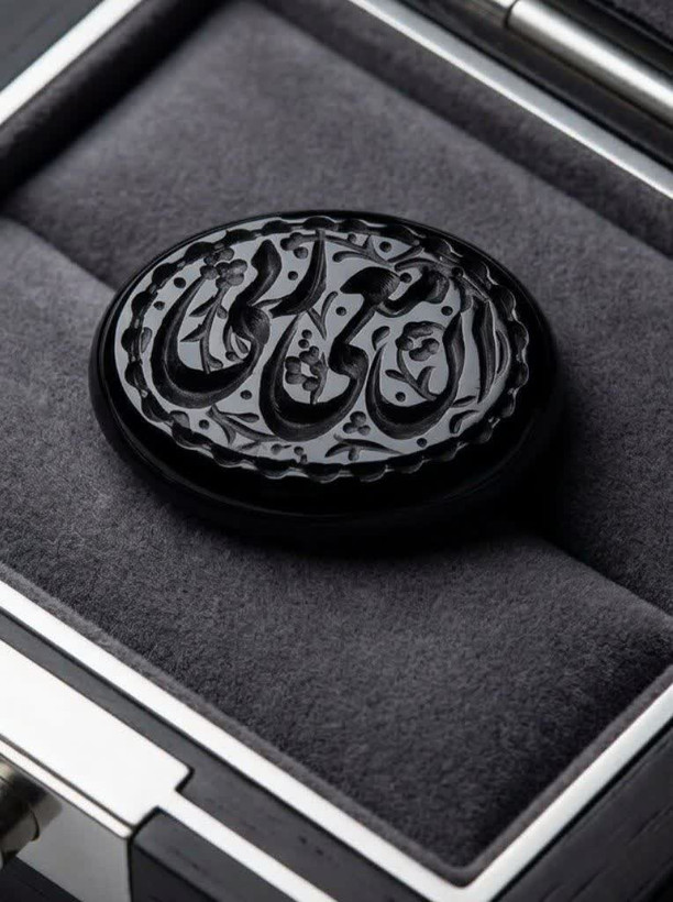 نگین عقیق مشکی حکاکی ان معی ربی کد 5909
