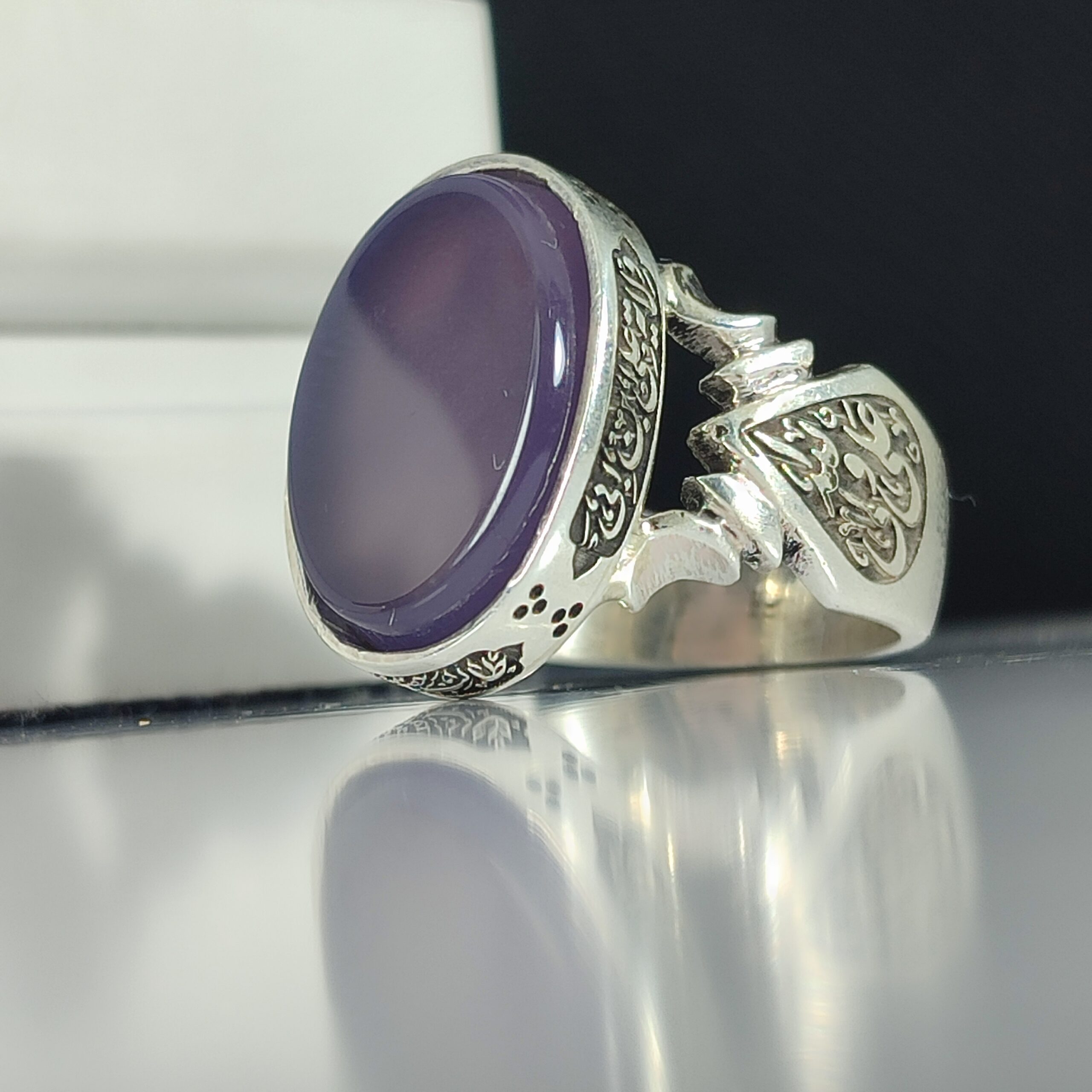 انگشتر نقره باسنگ عقیق سوسنی ذکر روی رکاب (ولایت امیرالمومنین) ذکر بغل رکاب (علی ولی الله) و (محمد نبی الله) کد 2334