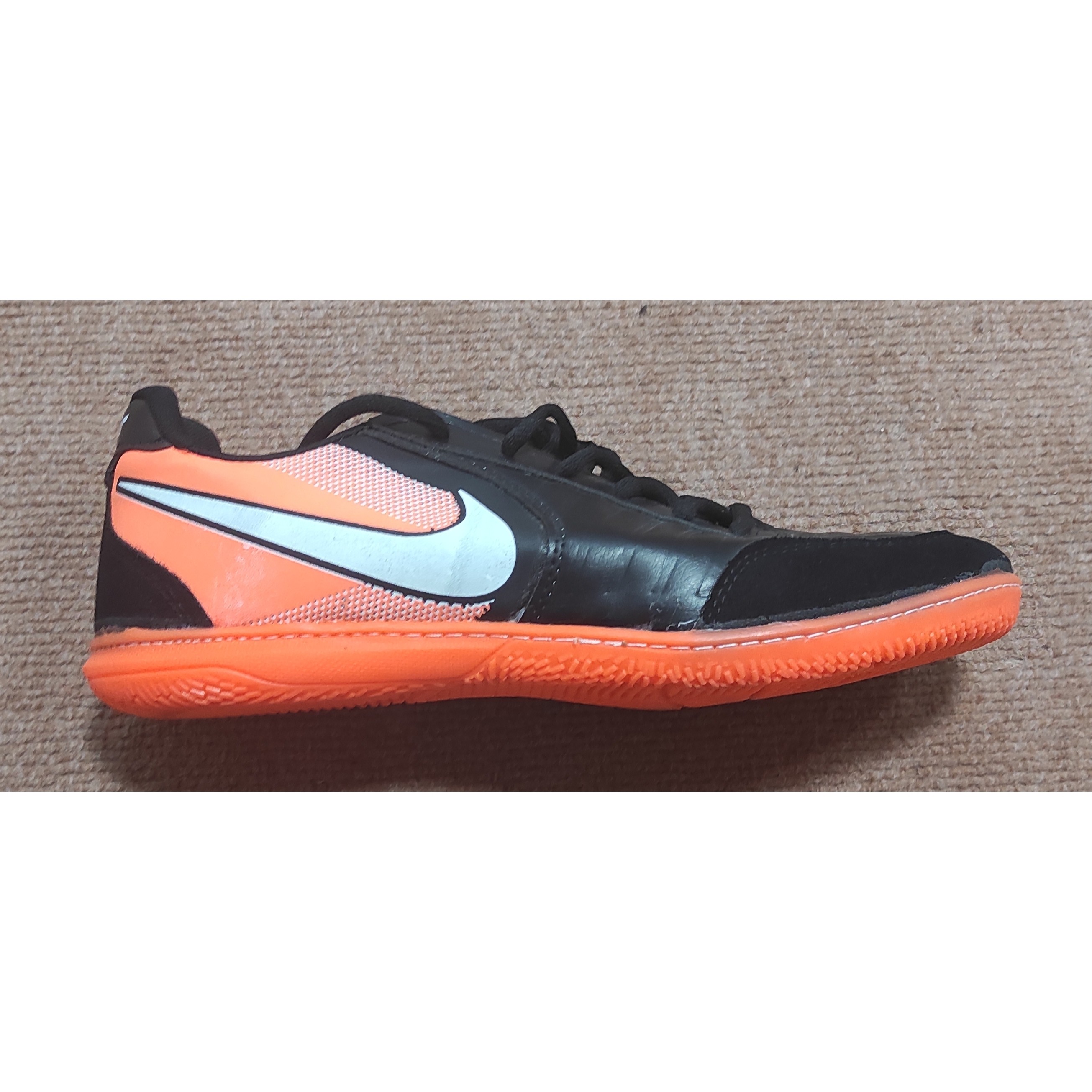 کفش فوتسال سالنی چرمی رویه دار نایک تمپو سایز 44 و 45